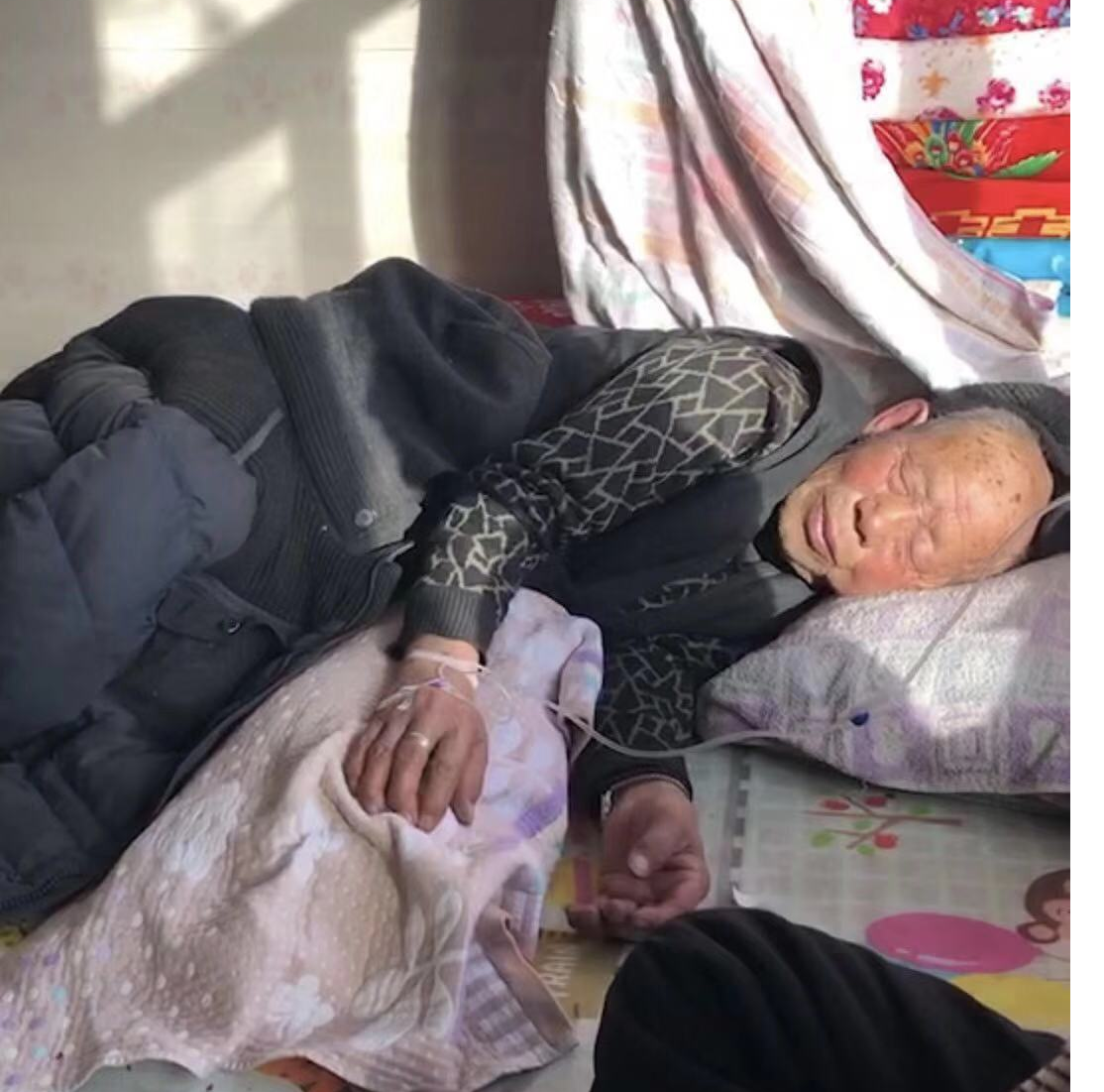 84岁老人病危后学佛,两个月康复,还能不戴眼镜看书-图片1