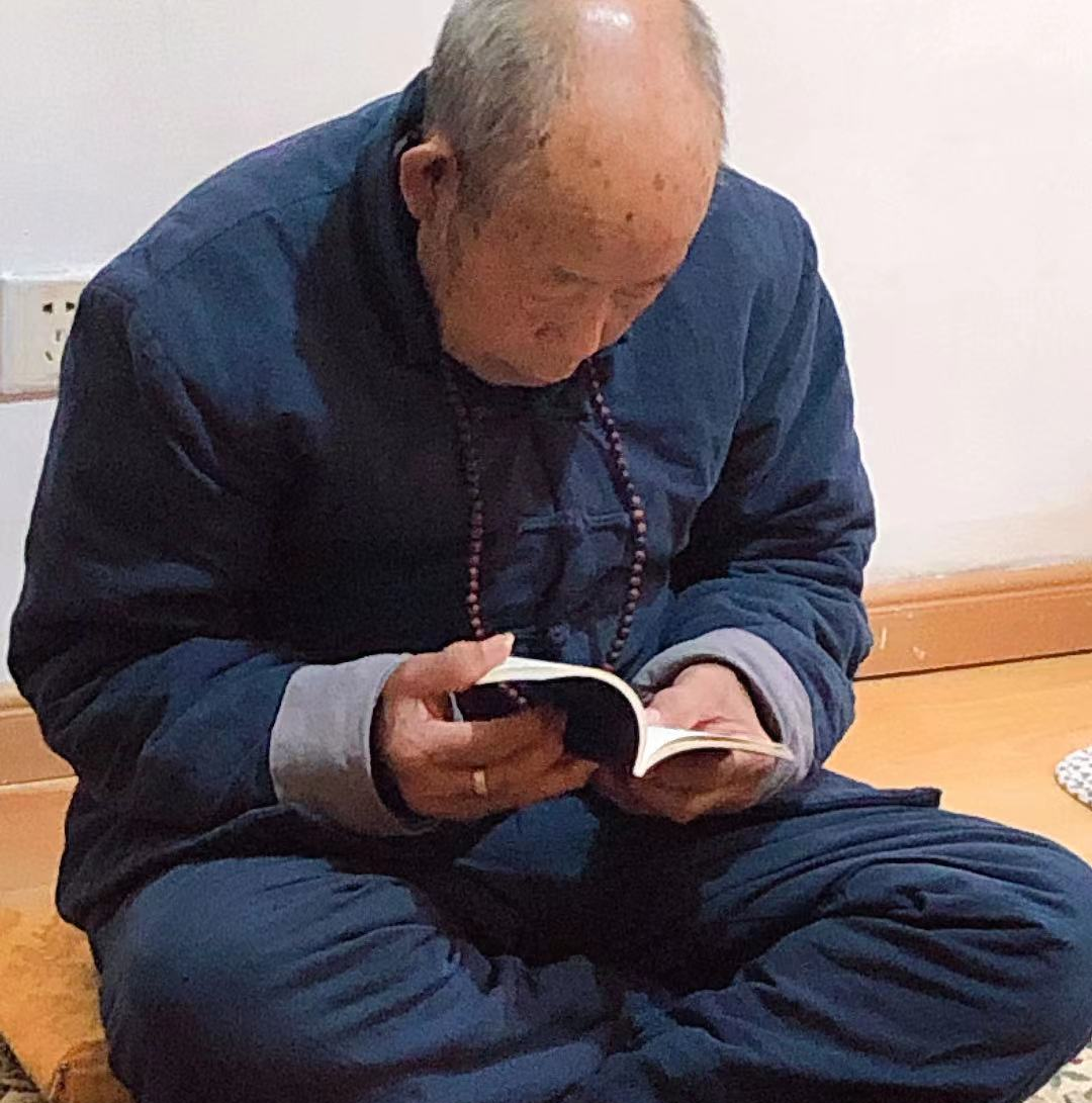 84岁老人病危后学佛,两个月康复,还能不戴眼镜看书-图片2